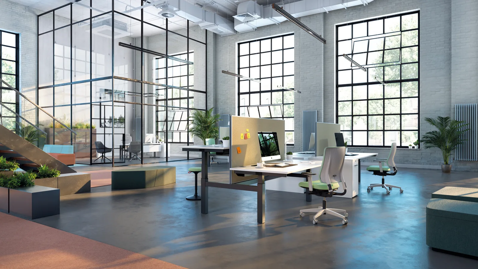 Loftbüro mit Bench-Arbeitsplätzen, Steh-Sitz-Tischen und farbigem Bodenbelag vor hohen Sprossenfenstern