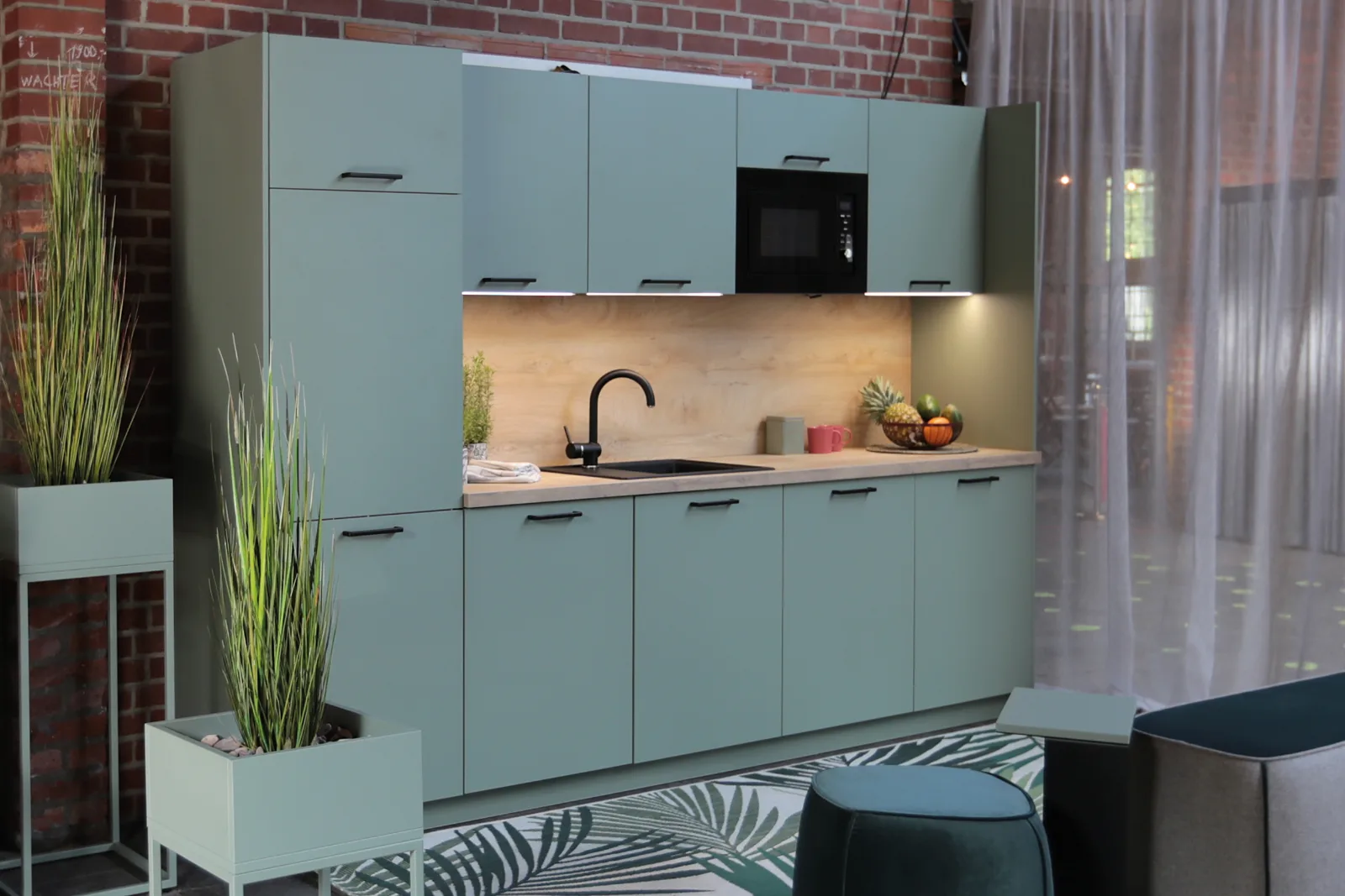 Büroküche mit Modulschränken und Sitzplatz