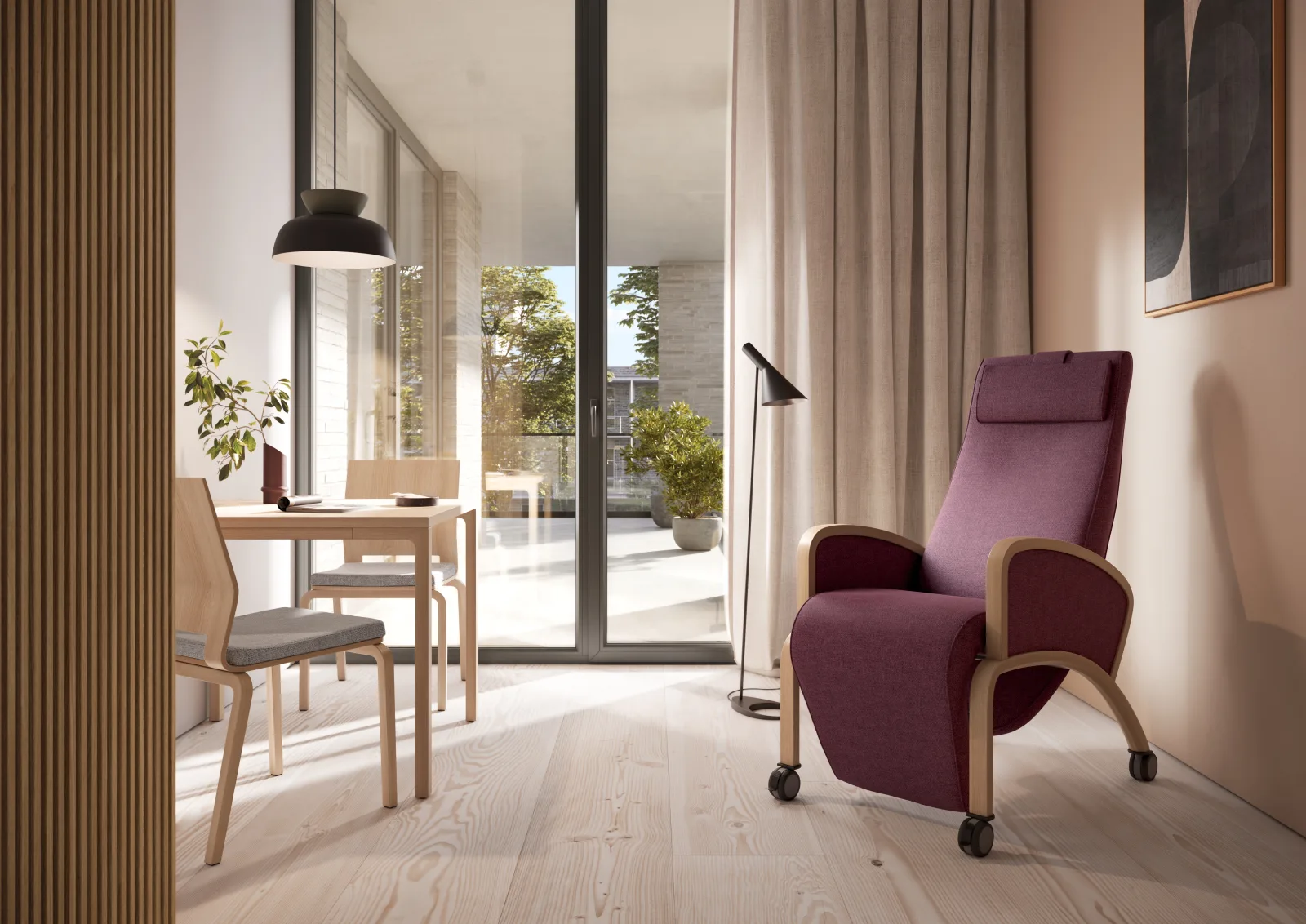 Bewohnerzimmer mit bordeauxrotem Pflegesessel auf Rollen, Tisch und Stuhl am Fenster, Holzlamellenwand