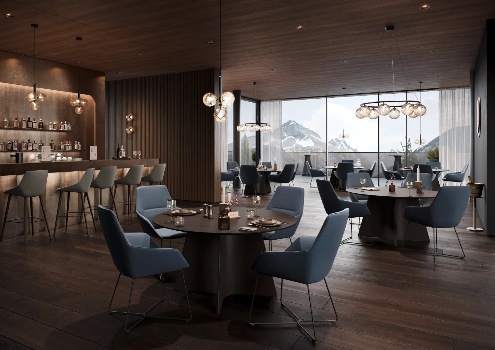 Hotelrestaurant mit runden Tischen, blau gepolsterten Armlehnstühlen und einer Bar mit Barhockern im Hintergrund