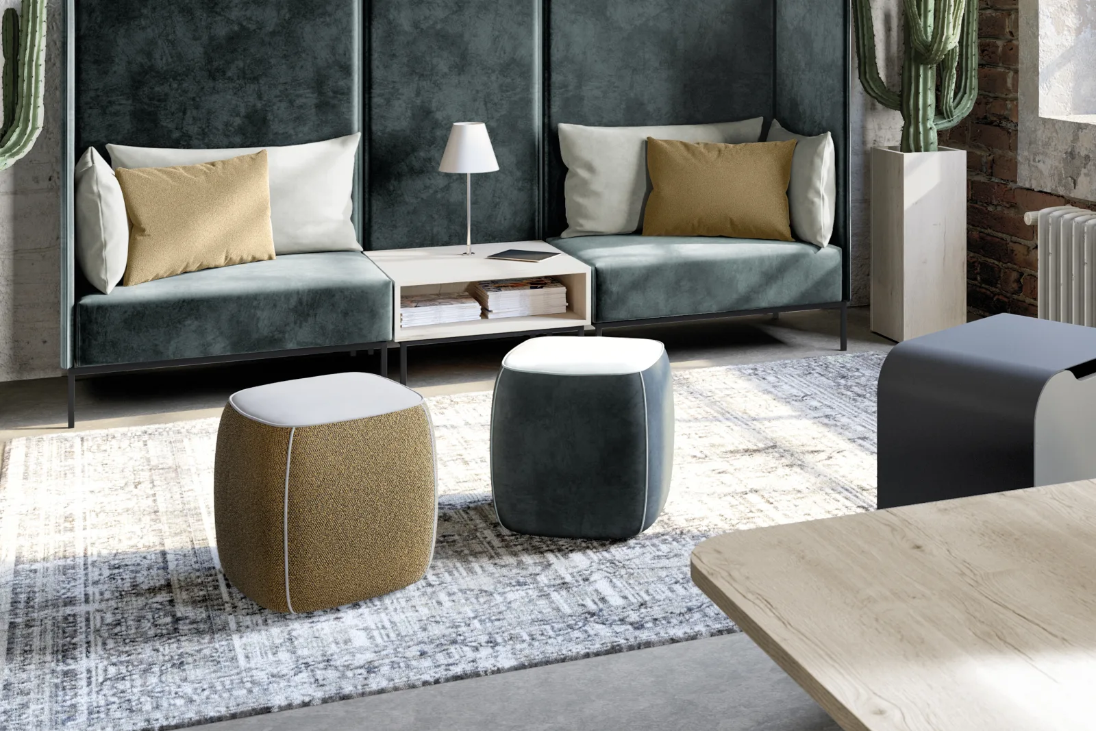 Loungebereich mit gepolsterten Sesseln und Beistelltischen