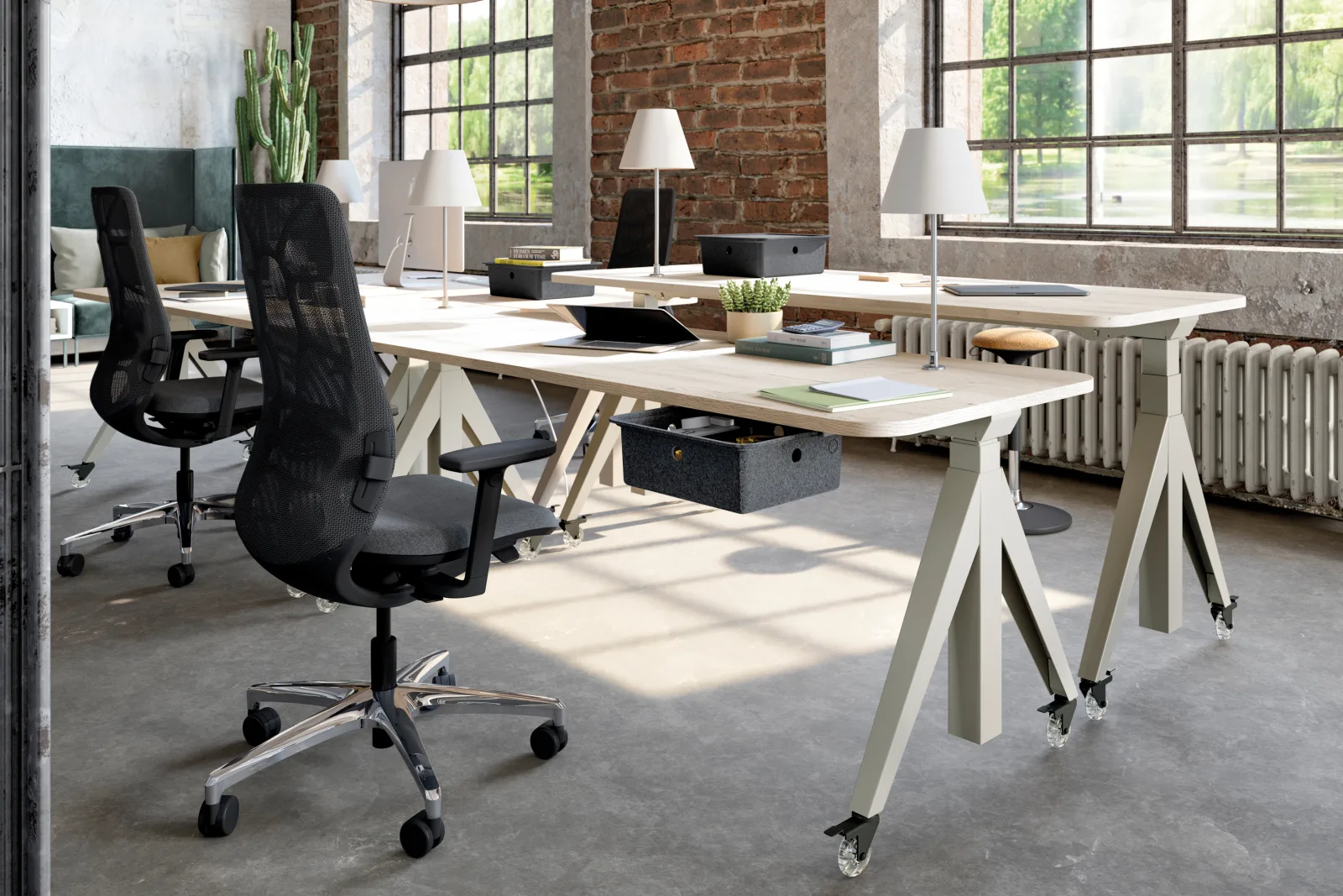 Höhenverstellbare Bench-Arbeitsplätze mit A-Gestell und Holzplatten in einem Loftbüro