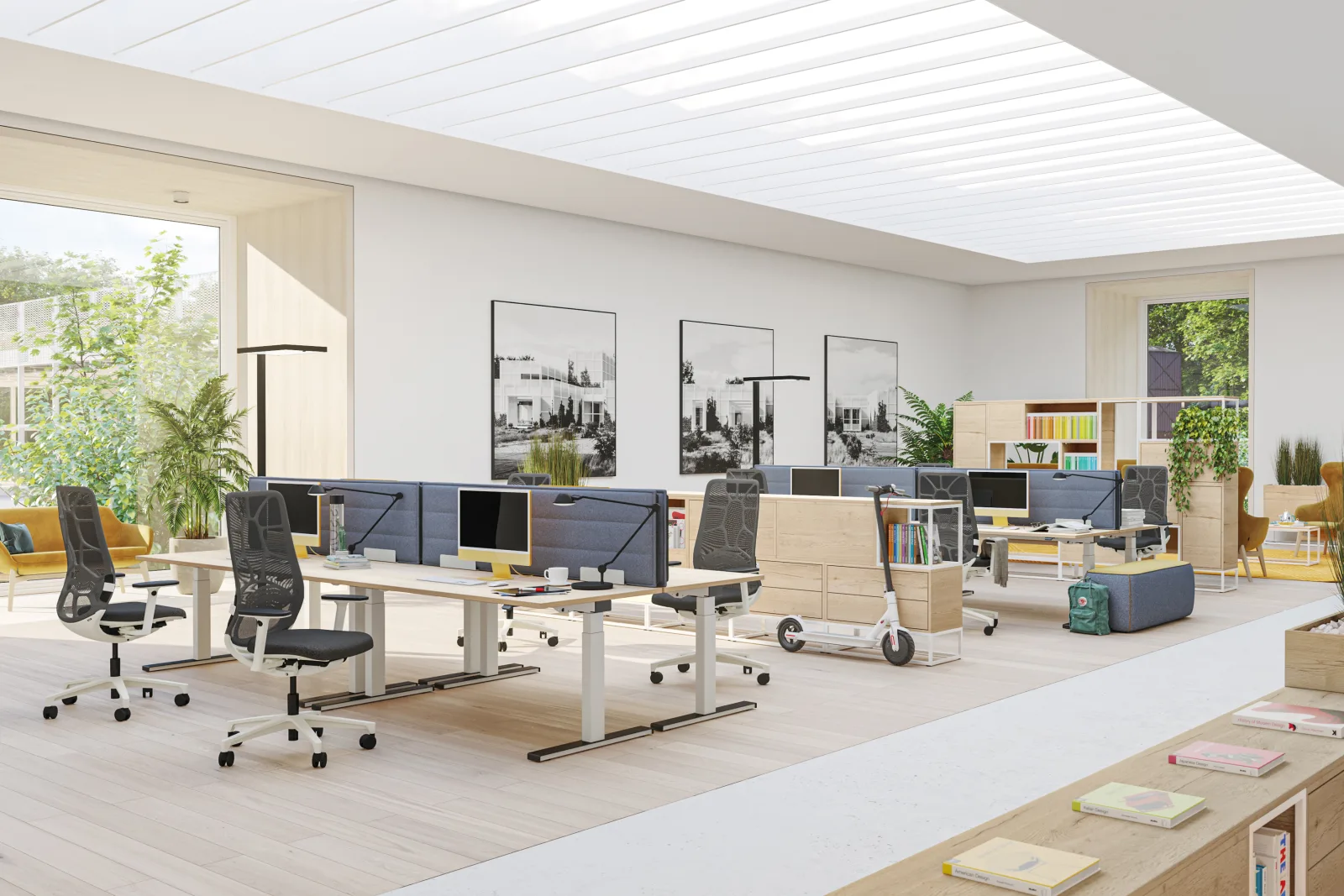 Heller Großraum mit mehreren Bench-Arbeitsplätzen, dazwischen halbhohe Trennwände und Sideboards
