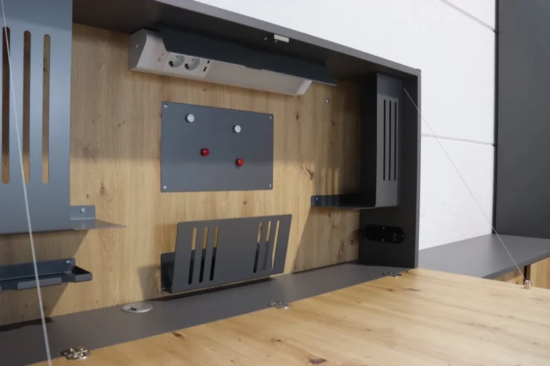 Innenausstattung des Wandschreibtischs mit Steckdosen, USB-Ports und Magnettafel