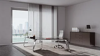 Dasselbe Arbeitszimmer, an der Fensterfront statt des Rollos ein heller Lamellenvorhang über die volle Höhe