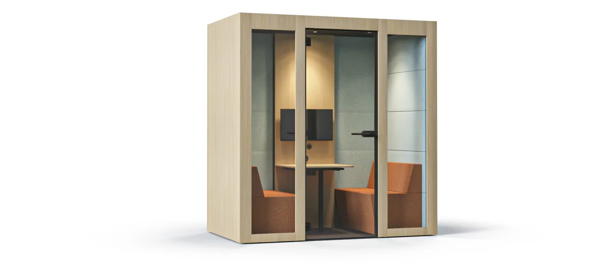 Akustikkabine SILENT ROOM M von Narbutas in heller Holzoptik, innen zwei orange Sitzbänke gegenüber einem Tisch und ein Monitor an der Wand
