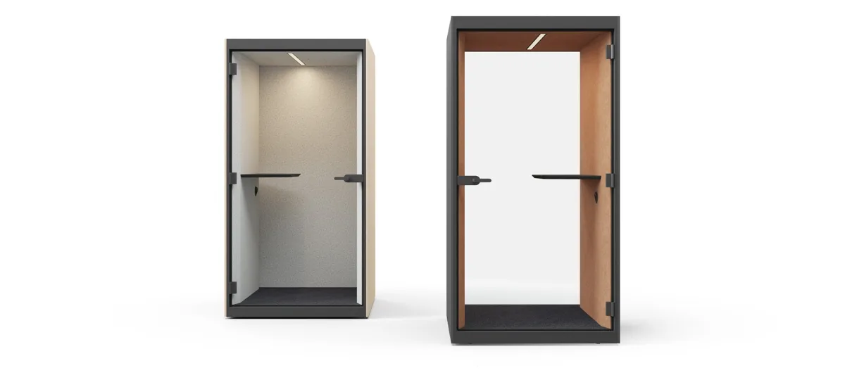 Zwei Einzelkabinen SONUS S von Narbutas nebeneinander, links mit hellem Holzrahmen, rechts mit dunklem Rahmen, beide mit Glastür, Ablage und Deckenleuchte